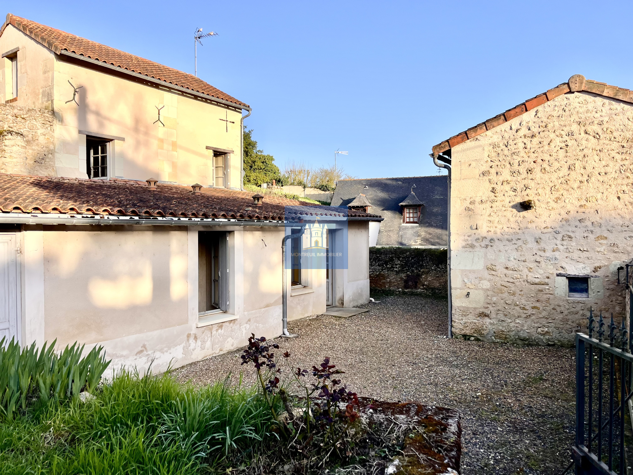 MONTREUIL-BELLAY (49) Maison de village avec vue sur Montreu